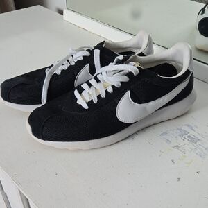 Nike Men's Classic Black and White Sneakers